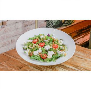 Ensalada de brotes tiernos, queso de cabra, tomate, vinagreta pesto (plato)