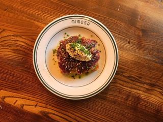 Briosz z wołowiną guacamolle i labne