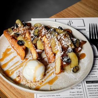 Вафлі з карамелізованим бананом