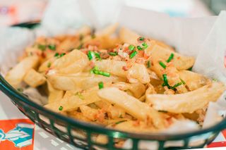 Batata Frita com Cheddar e Bacon