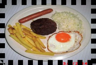 Hambúrguer, Ovo e Salsicha no Prato