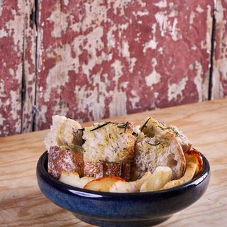 Prato de Queijo e Pão Aromatizado com Azeite e Ervas