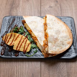 Quesadilla con pollo e brie