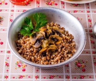 Греча с луком и грибами