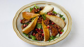 ქათმის ღვიძლის სალათი, კარამელიზირებული მსხლით, თაფლის  მდოგვის სოუსით