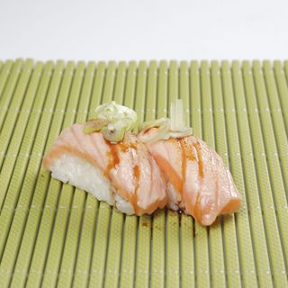Nigiri salmone flambè  - 2 pezzi
