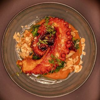 Polvo braseado, Puré de Batata Doce, Grelos e Amêndoa Tostada