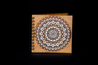 Agenda 10x10 din lemn cu o mandala