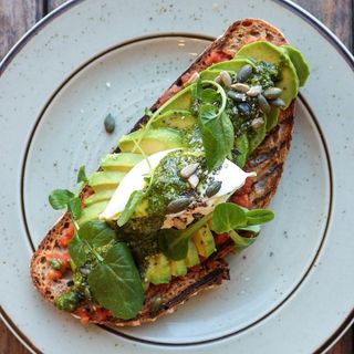 Tostada De Aguacate Con Pesto De Pistacho Y Burrata (1 Ud.)