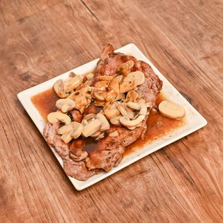 Bistec En Salsa De Madeira