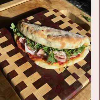 Hamburger, provola affumicata, bacon, cipolla, insalata, pomodoro
