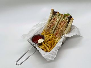 CLUB Сендвіч з куркою та фрі (515g)