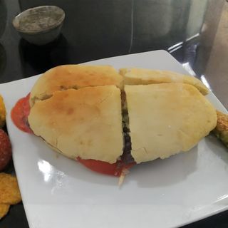 Mollete Séneca Con Anchoas, Bonito, Tomate Y Ajo Perejil