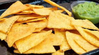 Nachos 100g z salsą serową lub guacamole
