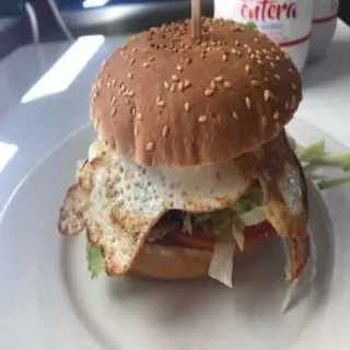 Hamburguesa Con Queso Y Huevo