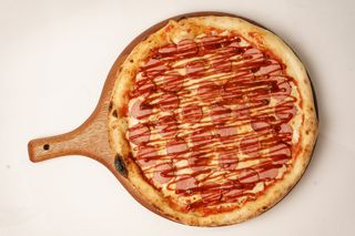 Пицца с сосиской и с соусом BBQ