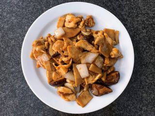 Pollo con bambú y setas chinas