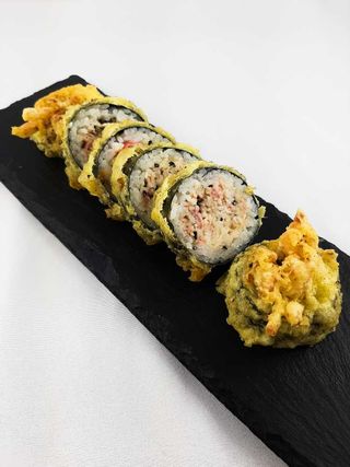 02.Tempura Futomaki z sałatką surimi w tempurze 6szt.