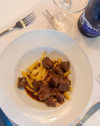 Carne en salsa y patatas fritas