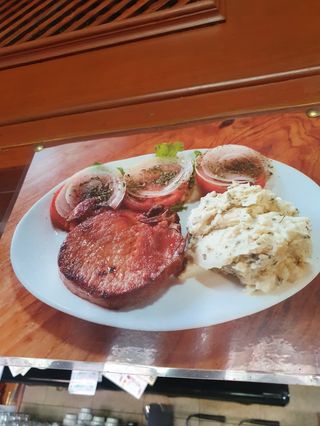 Chuleta Ahumada Con Ensalada Papas