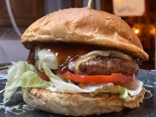 Panino con hamburger di vitello, provola e pomodoro