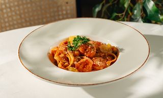 პასტა კრევეტებით და მარინარას სოუსით