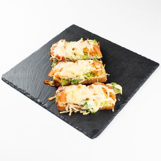 Bruschetta sa sirom, povrćem i šunkom