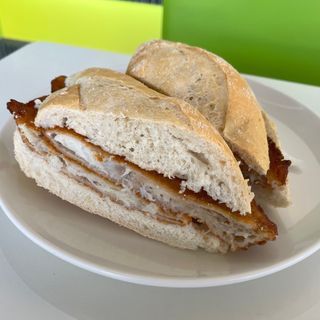 Bocadillo De Pescado Empanado