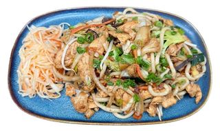 145E.Makaron udon z kurczakiem