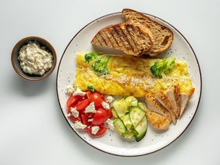 Балканський сніданок з куркою на грилі