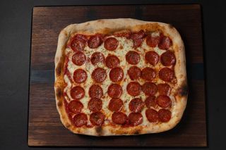 Pizza Salame (30 X 30 Cm.)