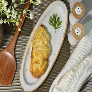 Куриная отбивная с помидором и луком