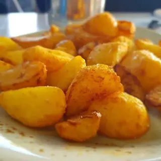 Patatas bravas con dos salsas