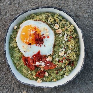 Зелена вівсянка з томатами та яйцем