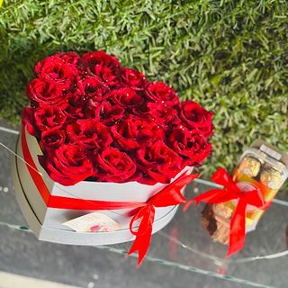 Cœur de fleurs rouge avec chocolat