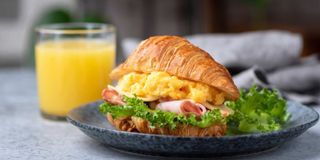 Круассан с курицей и скрэмбл