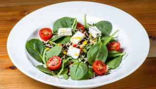 Салата със спанак и киноа