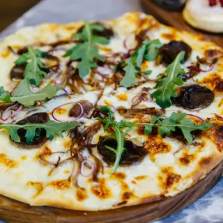 Пицца с сочной кониной