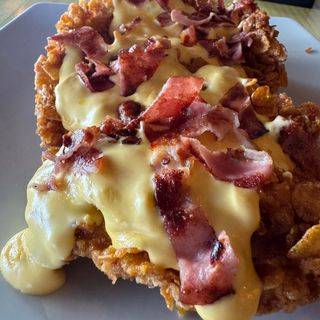 NOU! Șnitel crispy cu ceddar și bacon