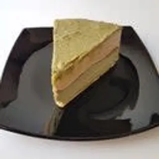 Porzione torta gelato pistacchio e nocciola