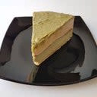 Porzione torta gelato pistacchio e nocciola