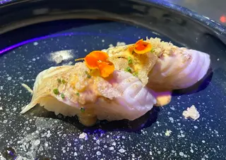 51. Nigiri de lubina flameado (2 pzs.)