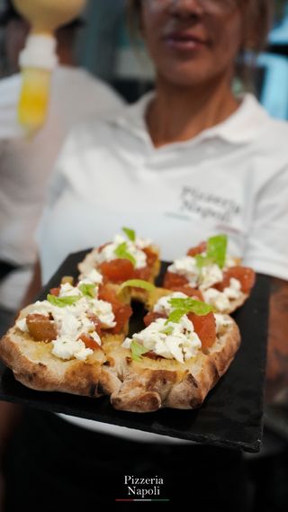 Bruschetta de Mozzarella de Buffala e Tomate