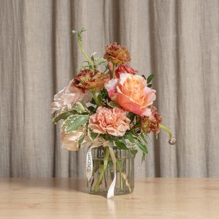 Jarrón de vidrio XS con flores de temporada