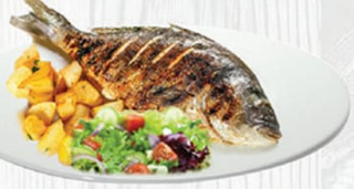 Orata con insalata e patate al forno