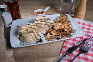 Piept de pui la gratar cu orez si ciuperci