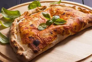 Calzone con salame, mozzarella e pomodoro