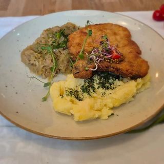 Tradycyjny kotlet schabowy z kością, ziemniaki, kapusta zasmażana