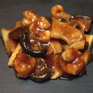 Gambas con bambú y setas chinas