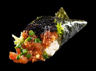 Tatar z tuńczyka z czarnym sezamem